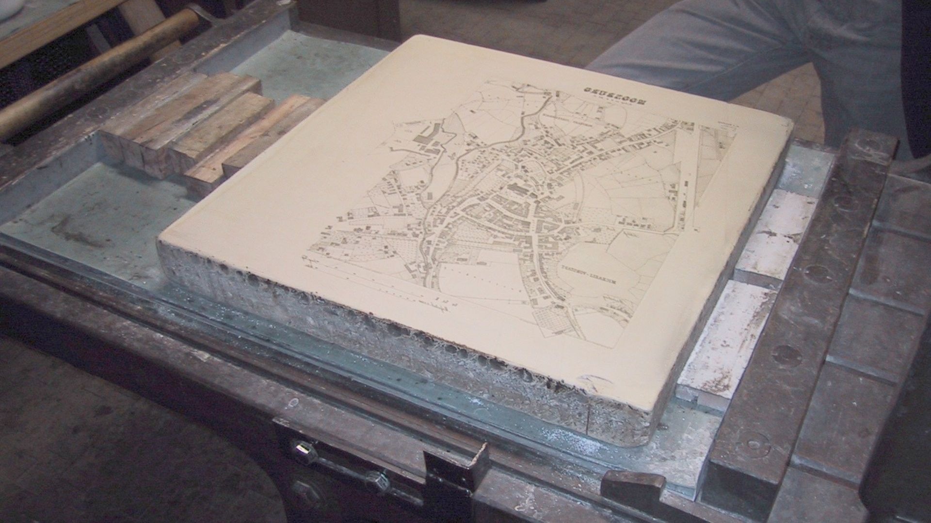 File:Litography press with map of Moosburg 01.jpg