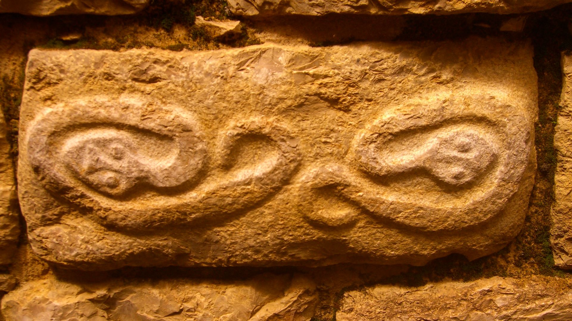 File:Kuelap Steine.JPG