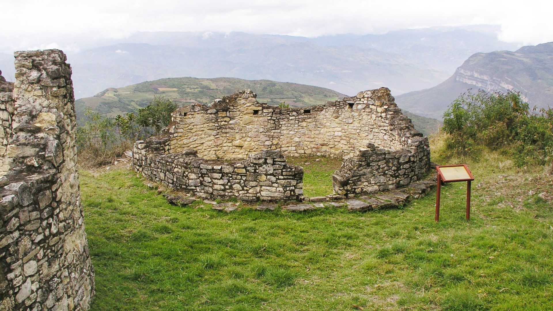 File:Kuelap P7171312mod.jpg