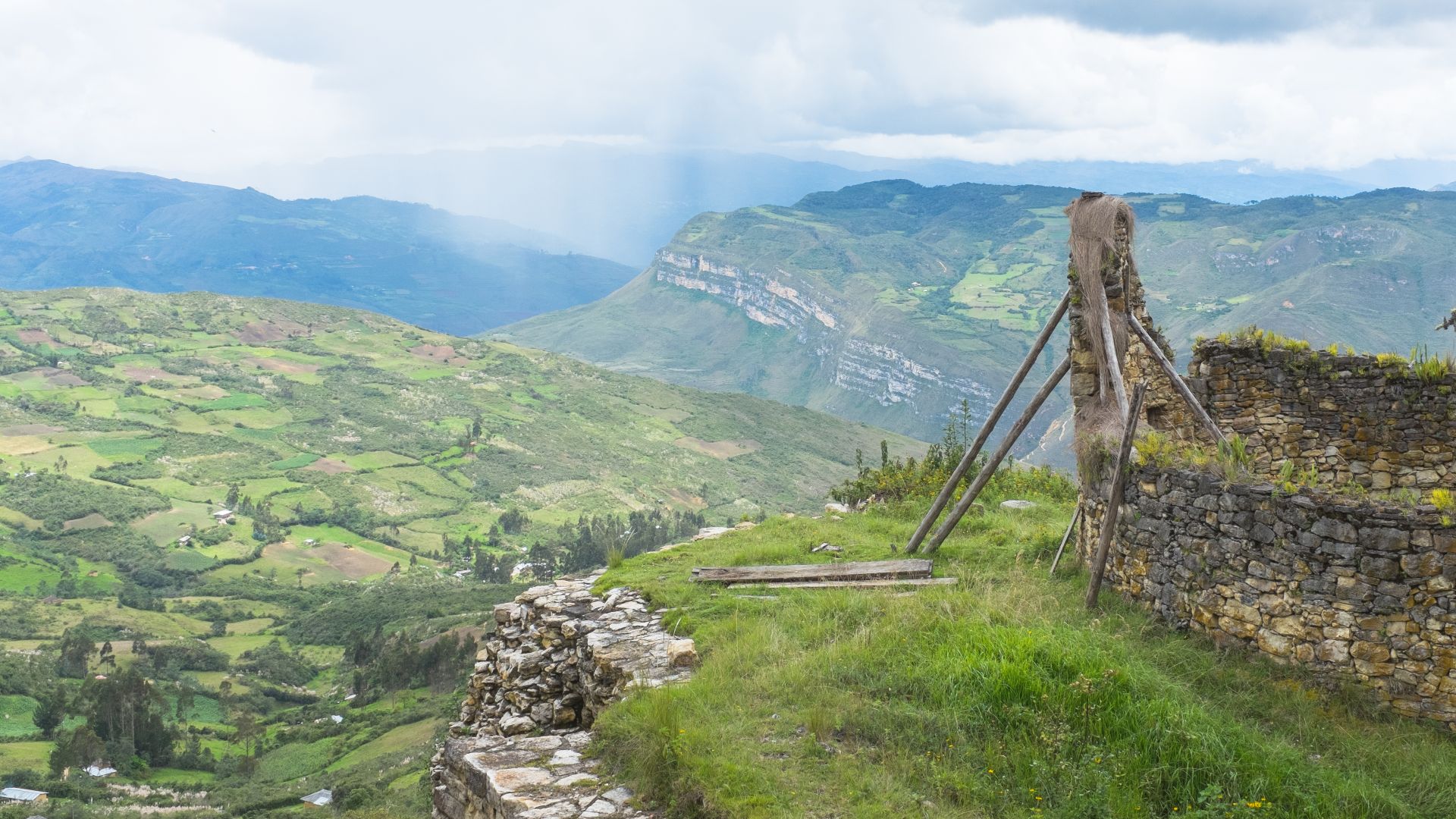 File:Vue From Kuelap, Chachapoyas, Peru.jpg