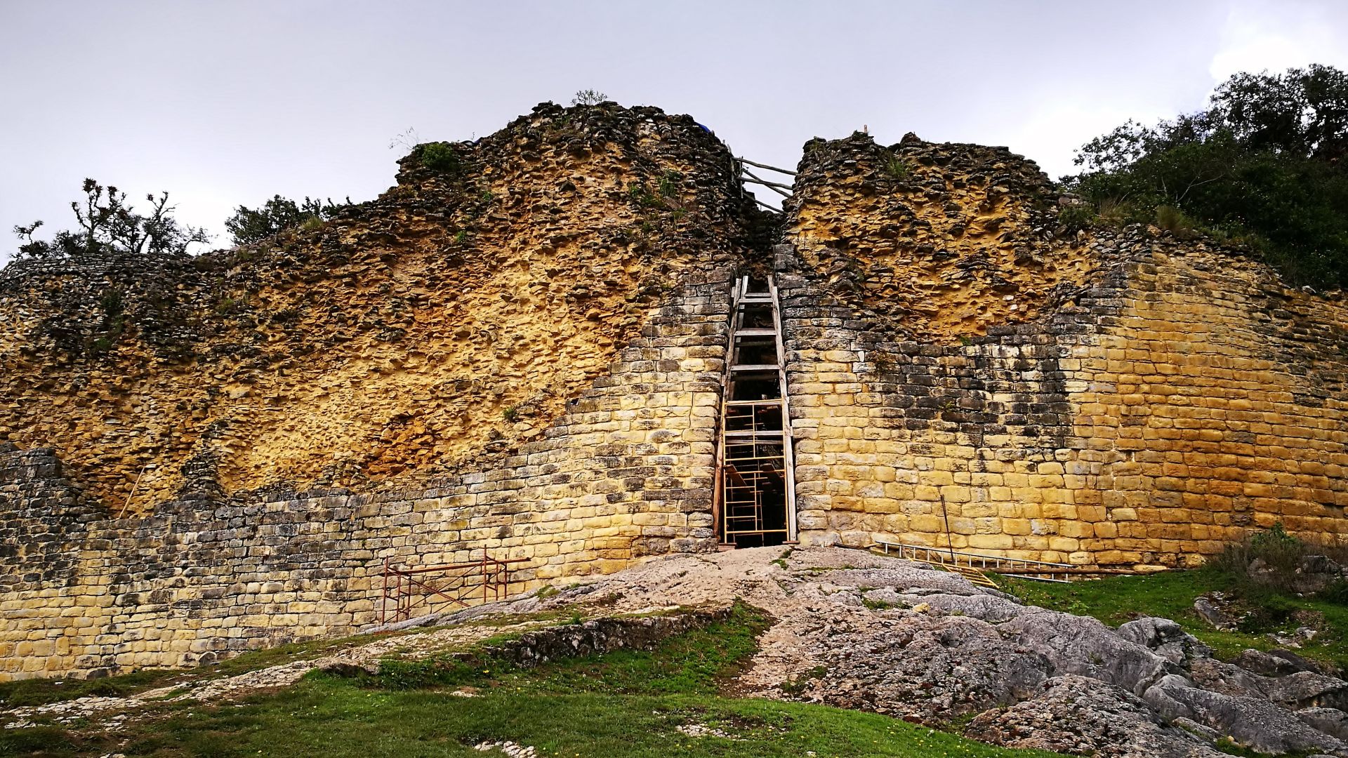 File:Primera Porta de la Ciutadella de Kuelap en obres.jpg