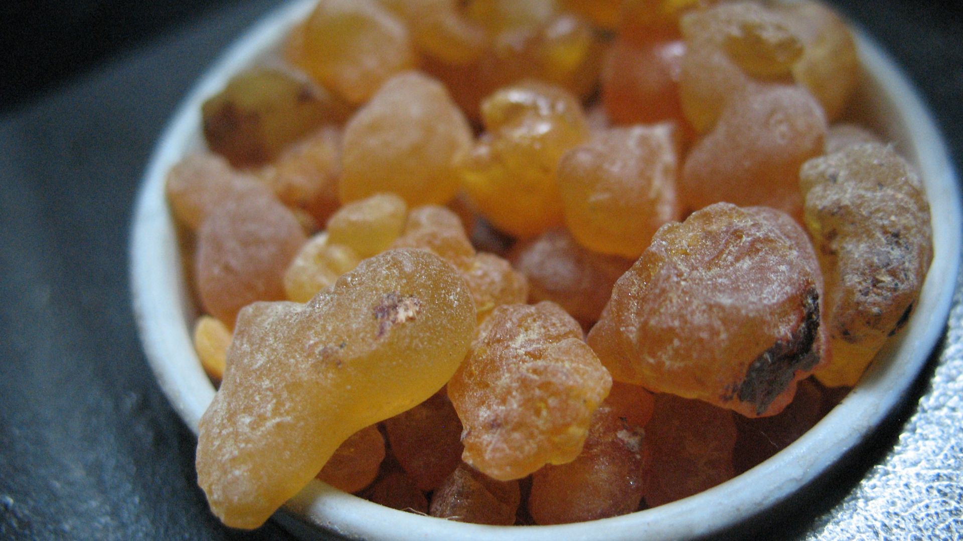 File:Frankincense Weihrauch im Gefäß 02.jpg