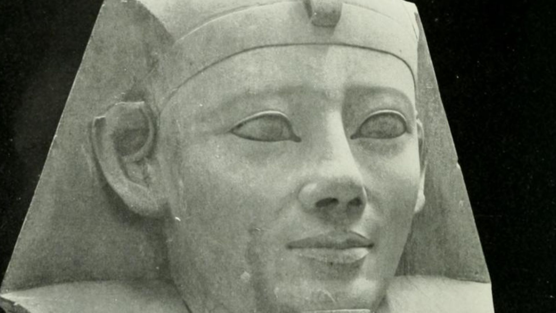 File:Statue Senusret I Petrie.jpg