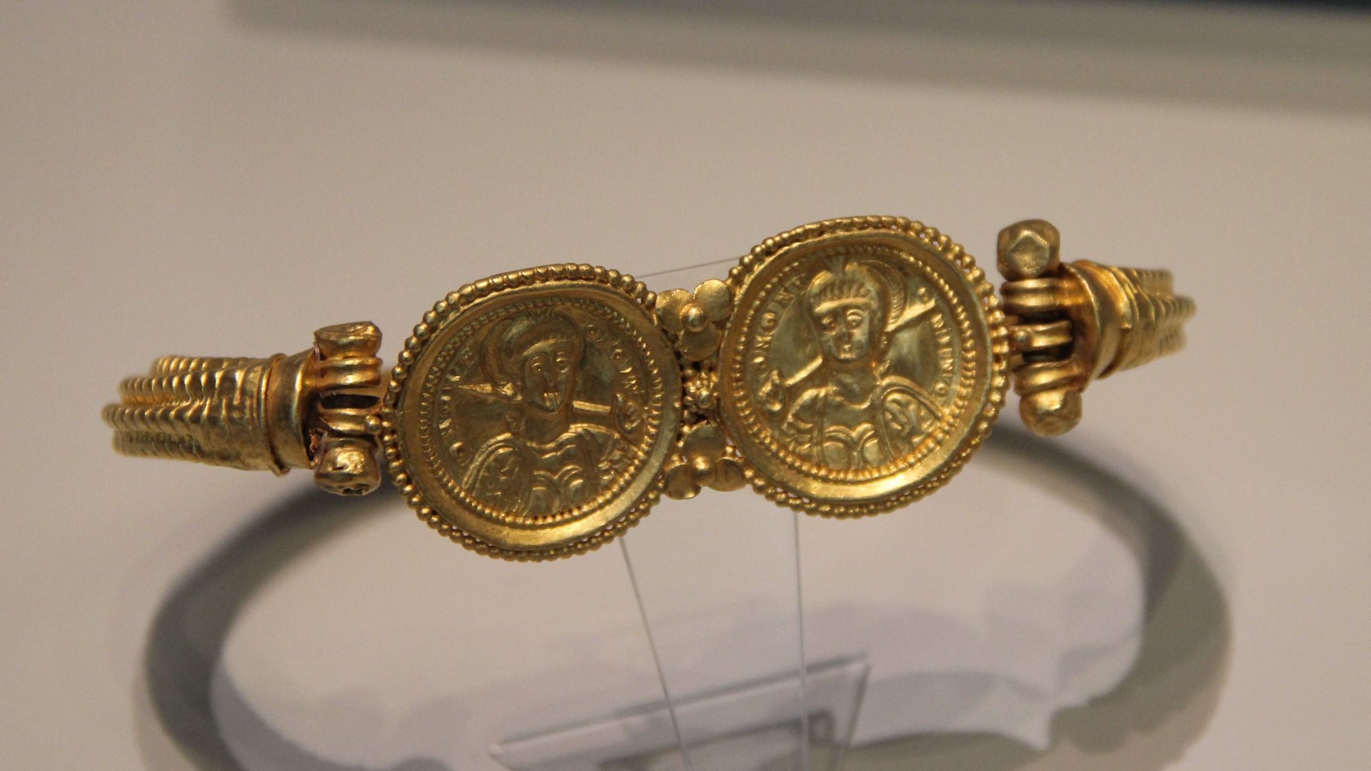 File:Golden Treasure of Asyut (Egypt) (28109022234).jpg