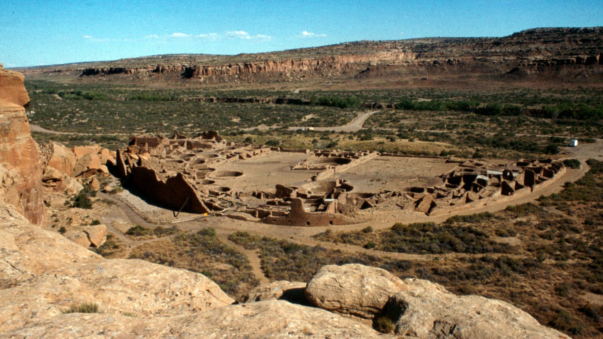 File:Chaco Canyon-Pueblo Bonito-04-von oben-ganz-1982-gje.jpg