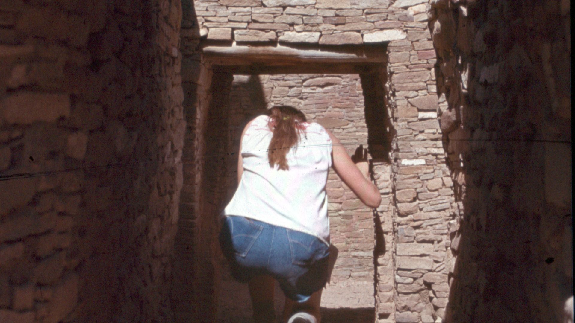 File:Chaco Canyon-Pueblo Bonito-16-Durchgang-1982-gje.jpg