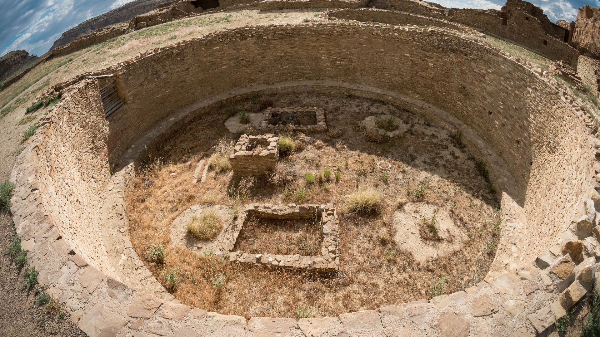 File:Pueblo Bonito great kiva wide angle - Flickr - Vironevaeh.jpg