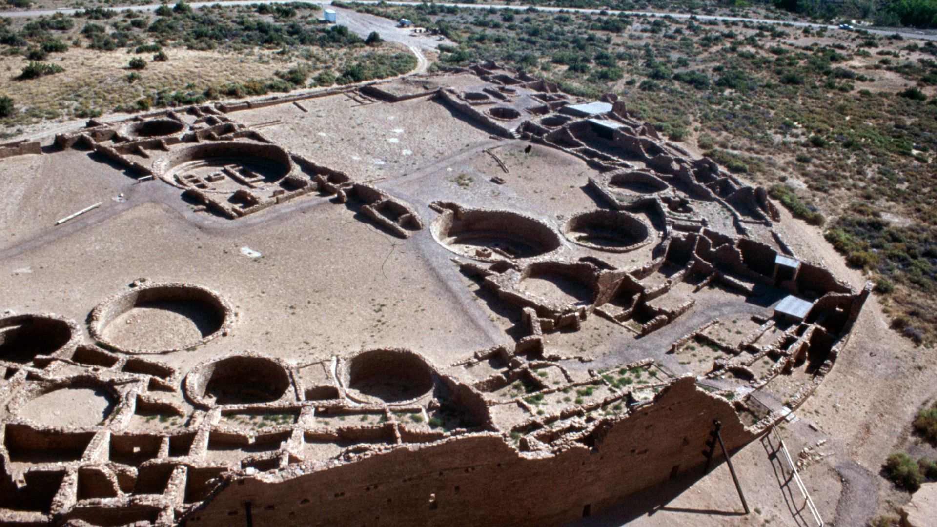 File:Chaco Canyon-Pueblo Bonito-08-von oben-Teil-1982-gje.jpg