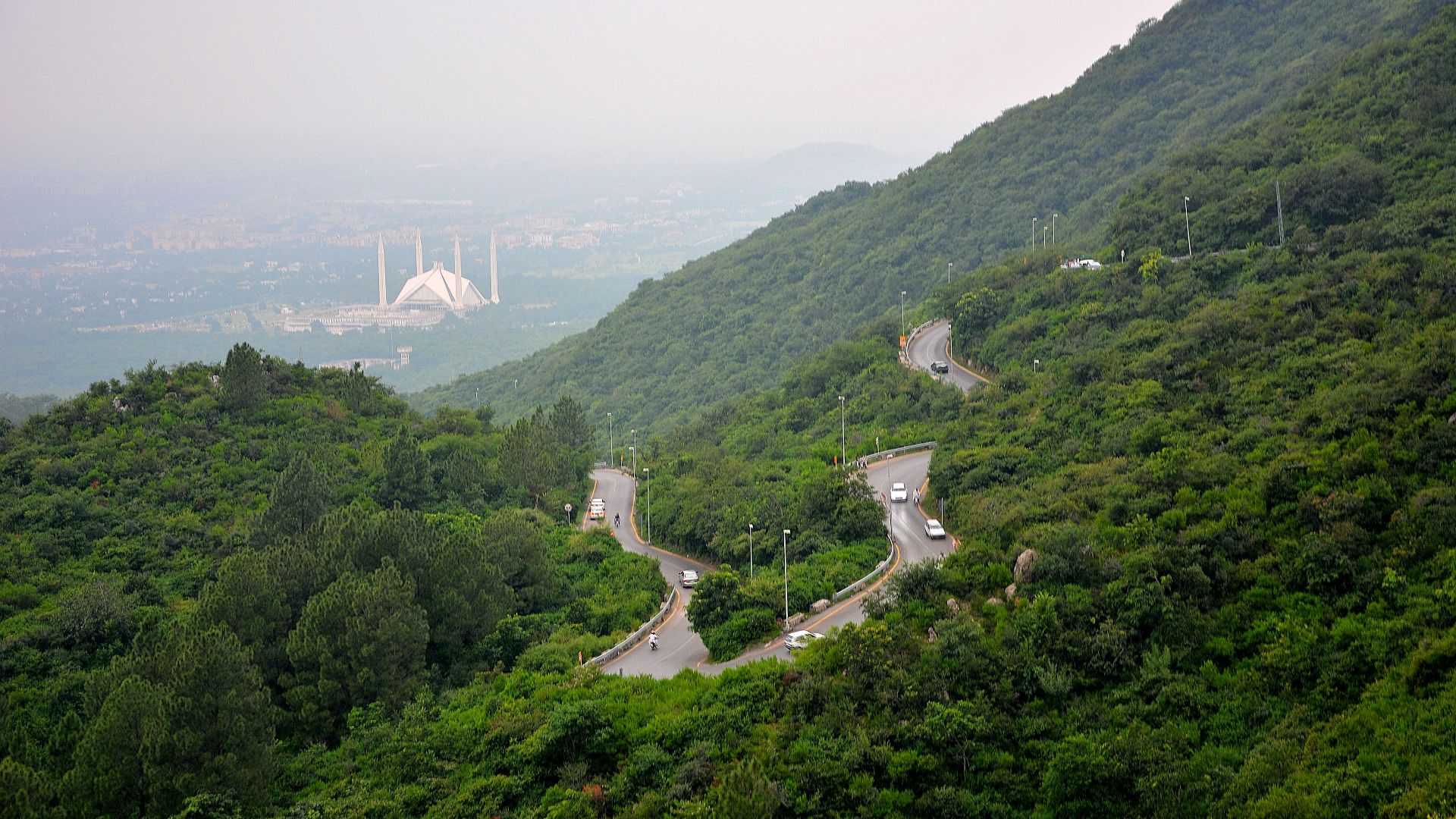 File:Faisal Masjid seen from Margalla Hills.jpg
