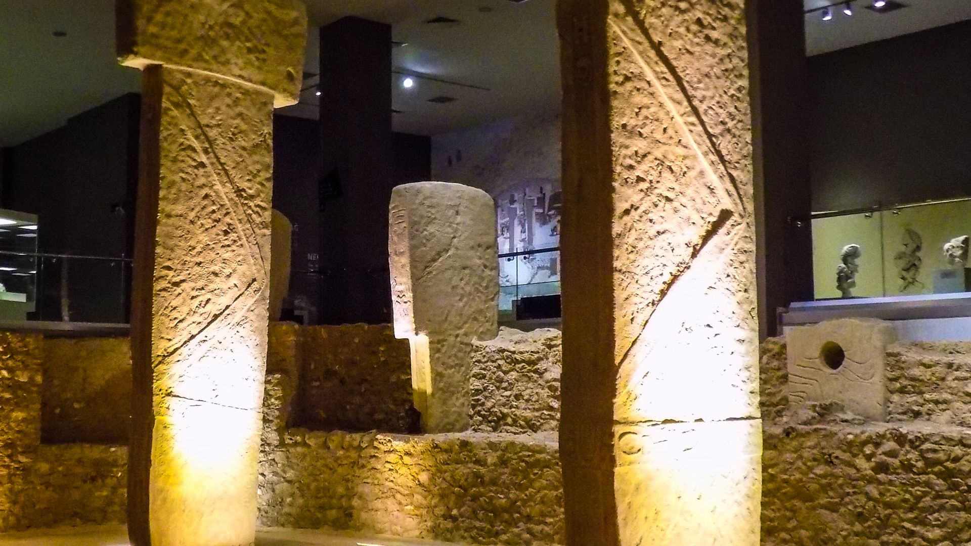 File:Şanlıurfa Müzesi Göbeklitepe D Tapınağı.jpg
