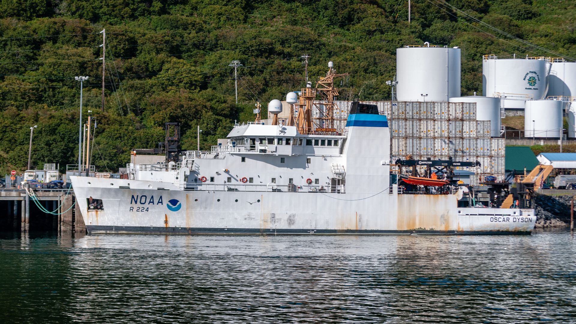 File:2018-09-05 NOAAS OSCAR DYSON (R 224) - IMO 9270335.jpg
