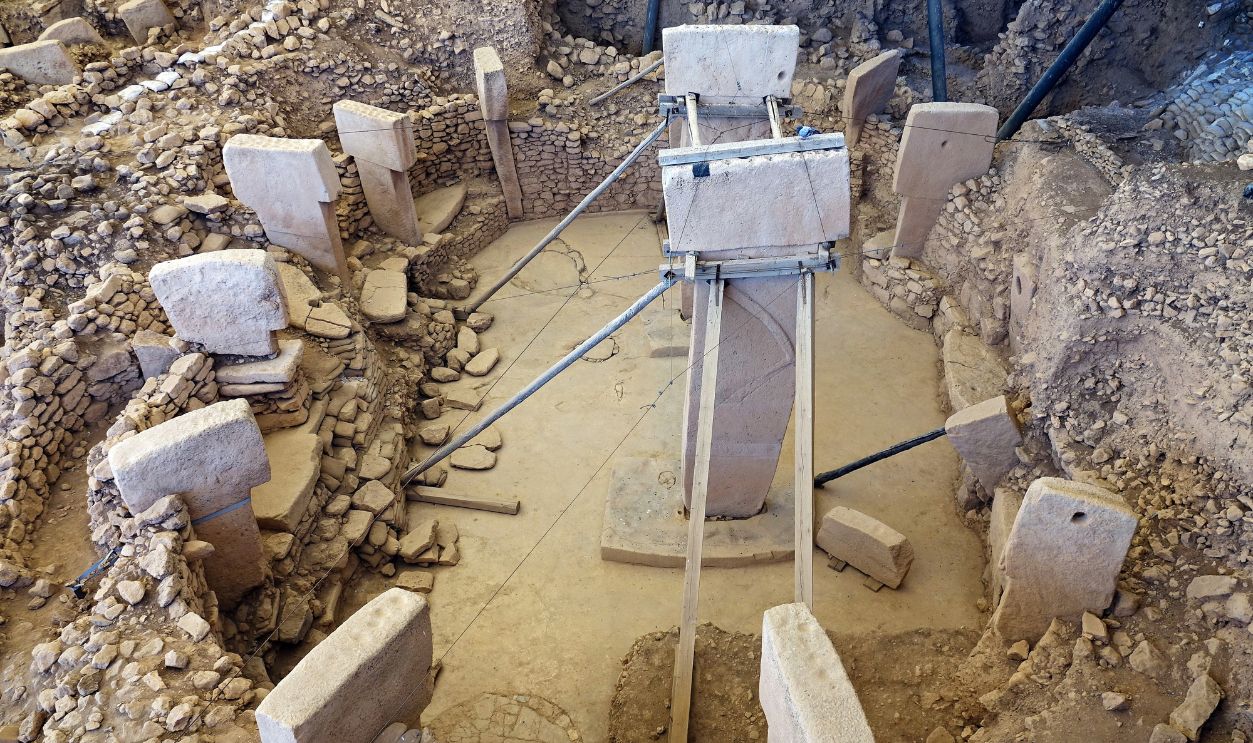 The columns in the Gobeklitepe temple are seen. Gobeklitepe archaeological site near the city of Sanlurfa (Urfa) in southeastern Turkey is known as the oldest place of worship and settlement in the world. The history of Gobeklitepe dates back to about 9 thousand 600 years BC.