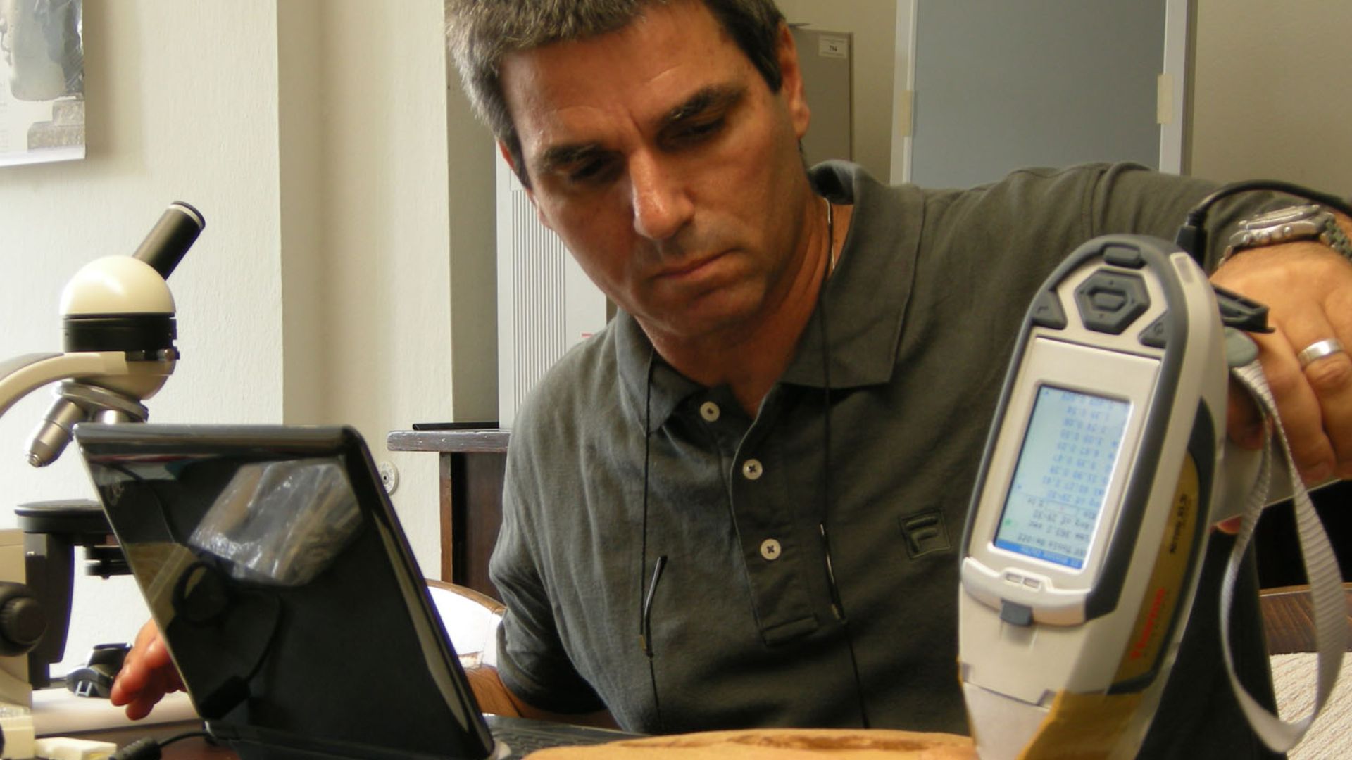 File:Analysis of tablets by portable XRF.jpg