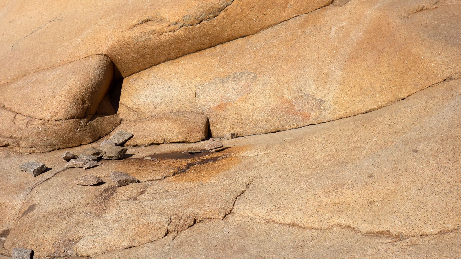 File:Sunlit granite cliffs in Loddebo 1.jpg