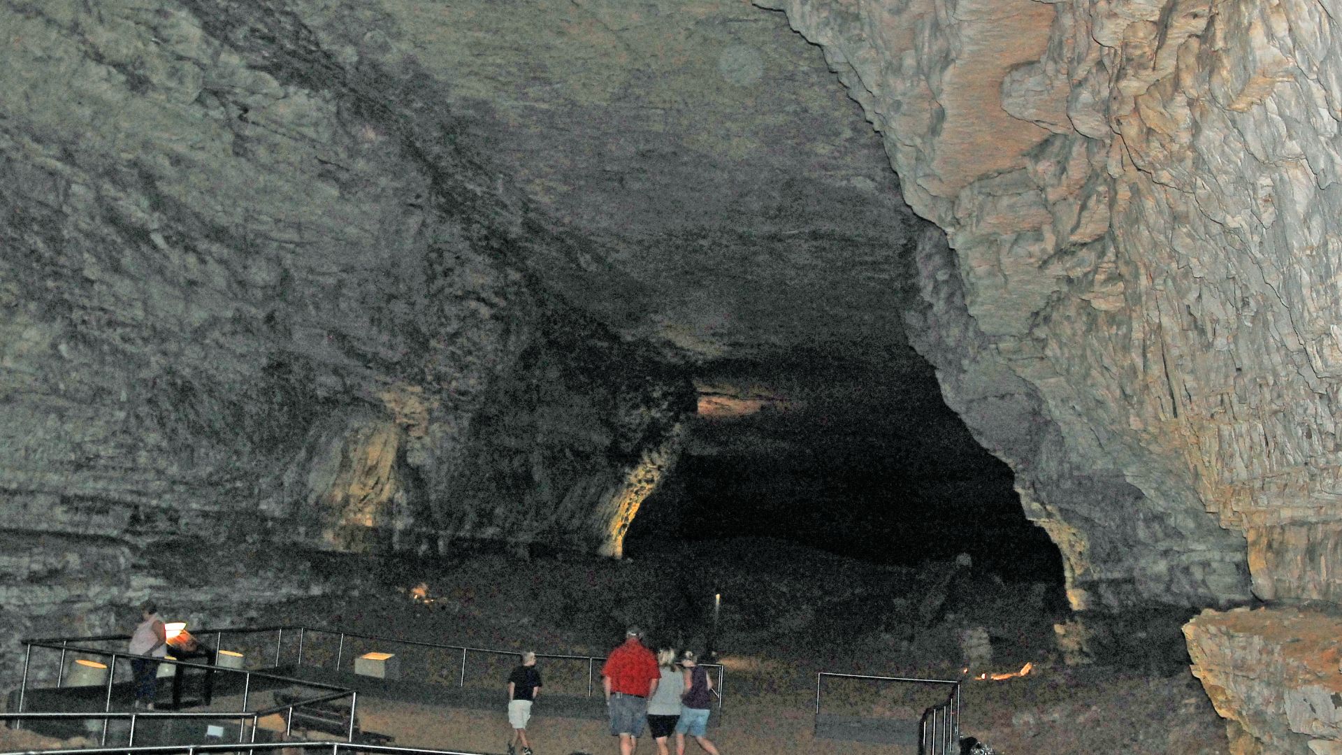 File:Mammoth cave, Kentucky, US, tourists inside.jpg