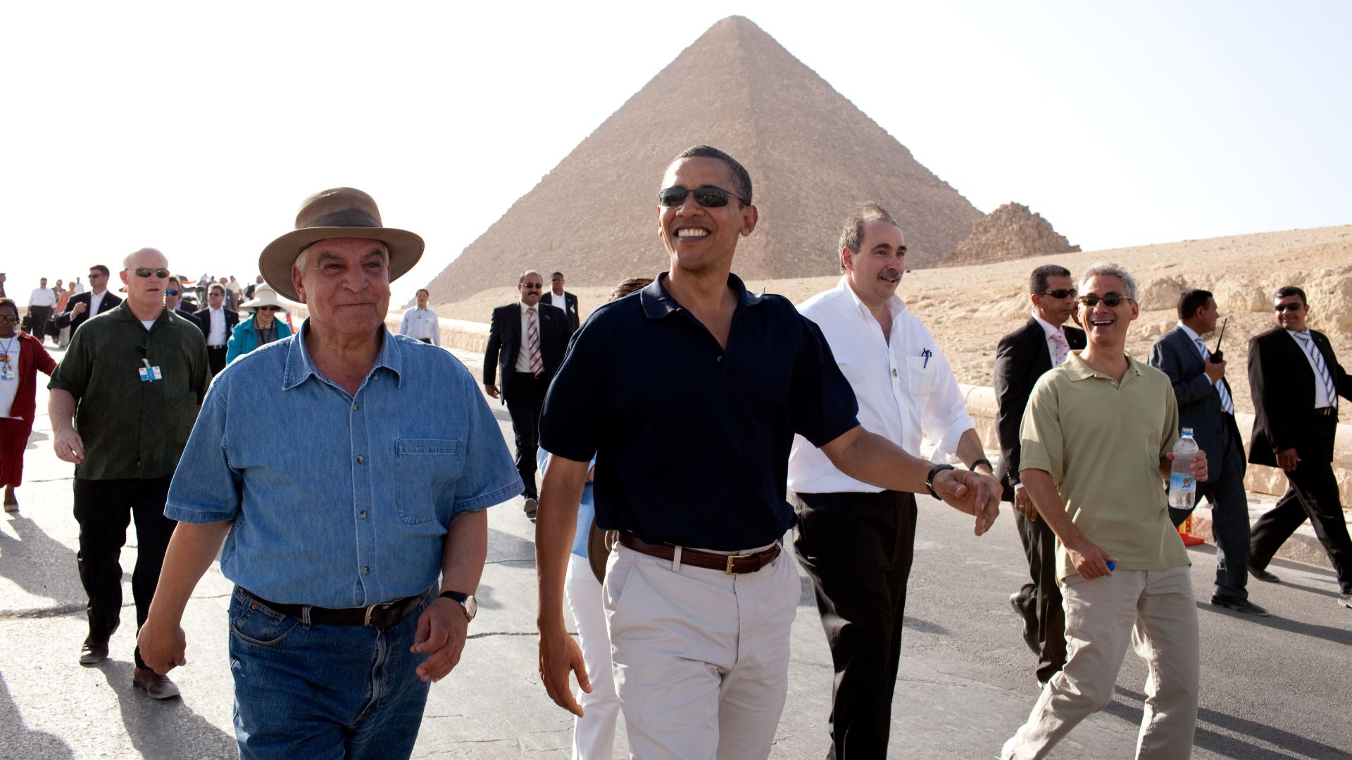 File:President Barack Obama tours the Pyramids and Sphinx with Secretary General of the Egyptian Supreme Council of Antiquities.jpg