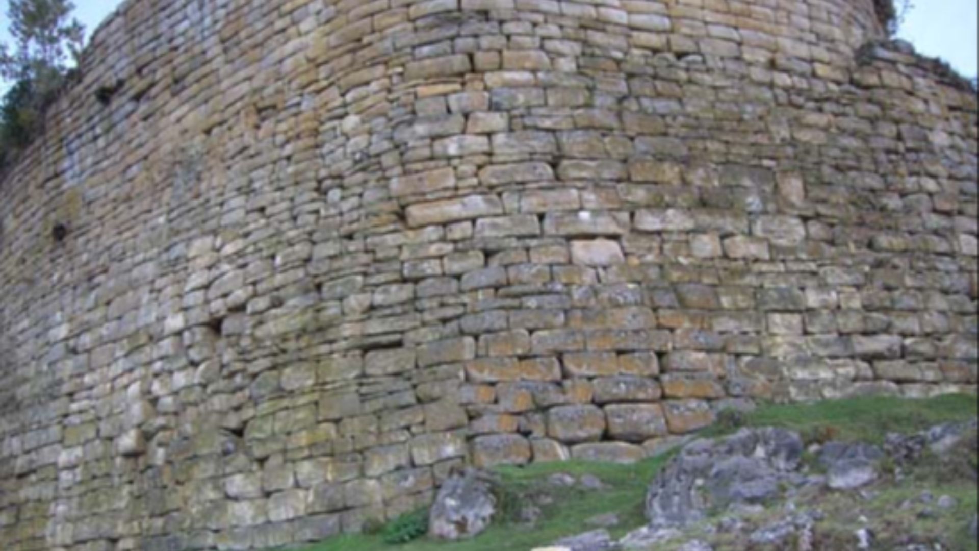 File:Fortress wall of Kuelap.jpg