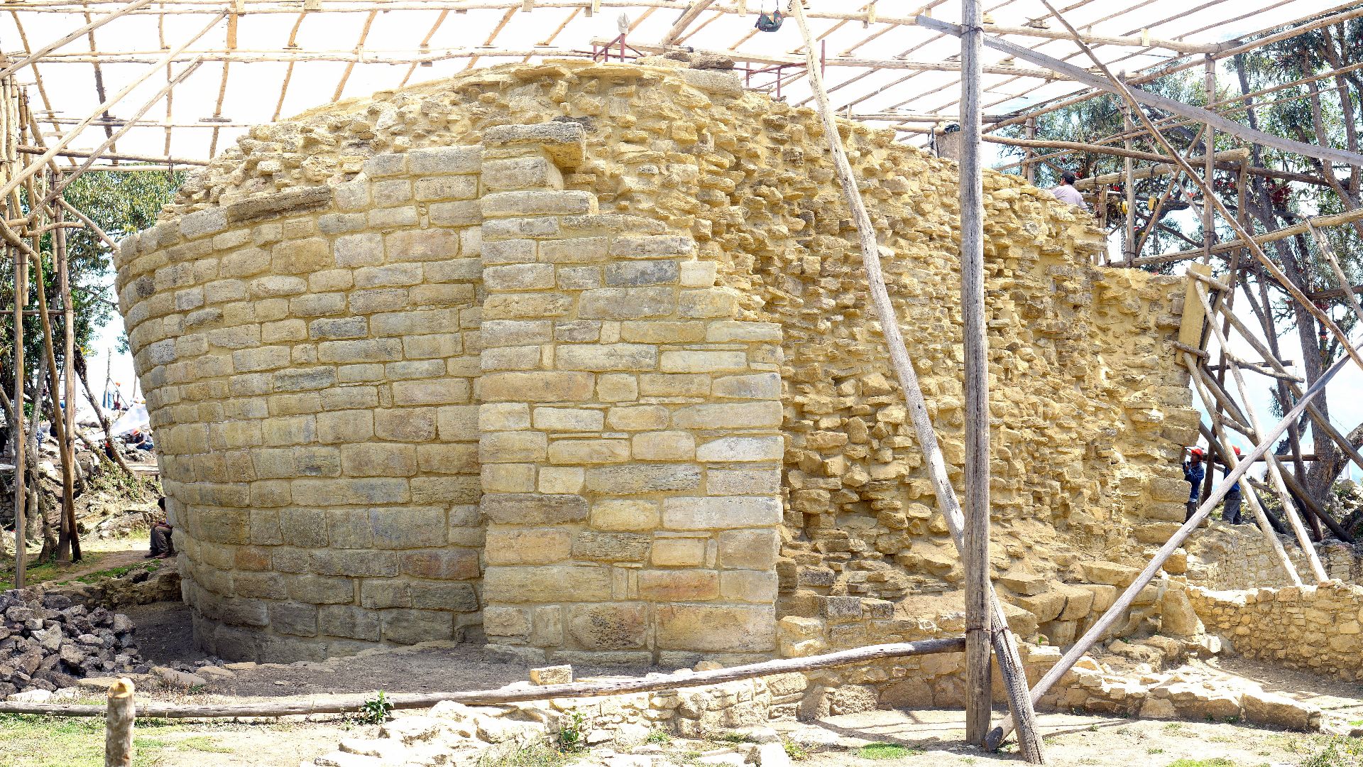 File:Kuelap - El Tintero - Août 2007.jpg