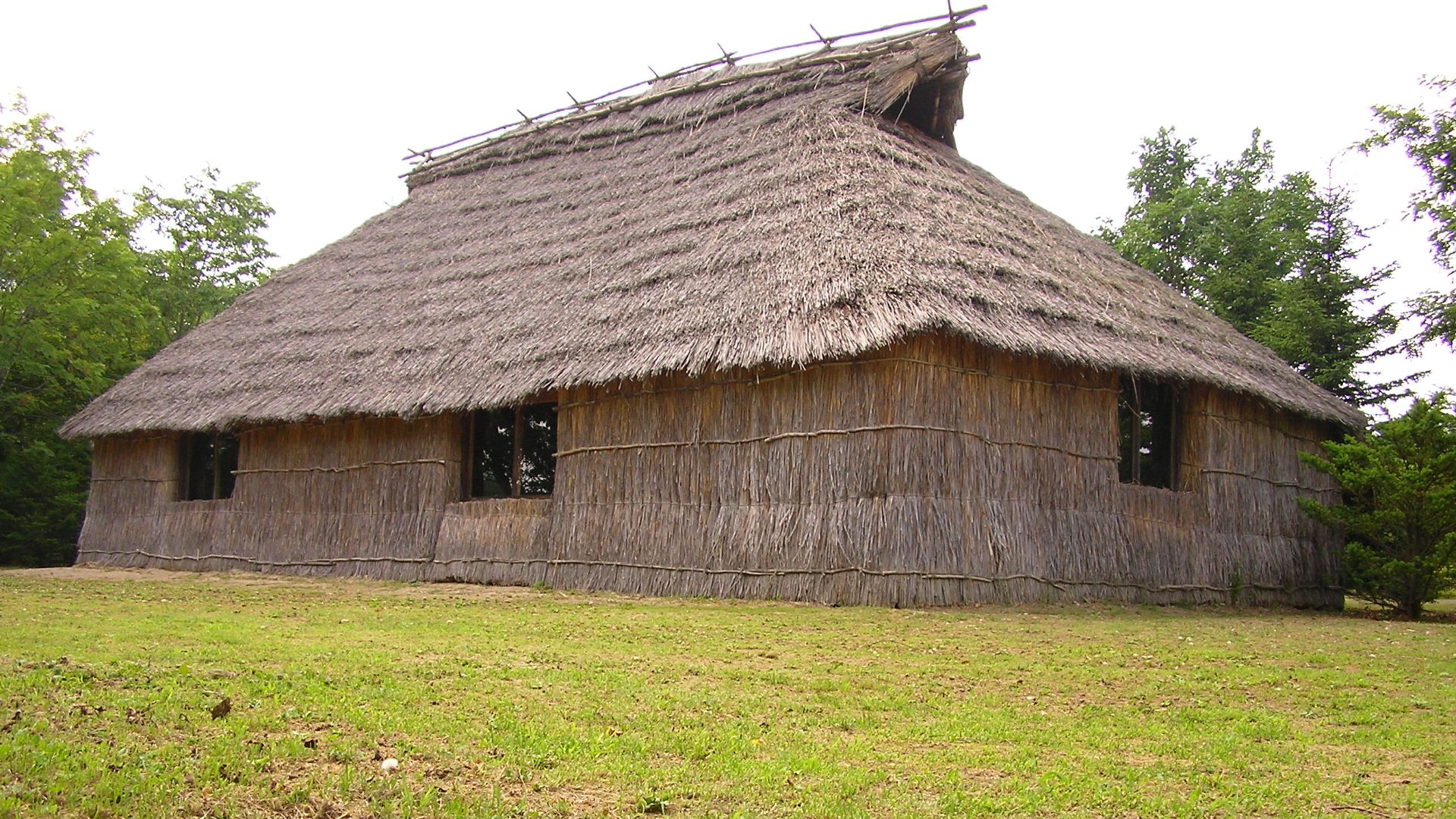 File:Nibutani Ainu Cise.jpg