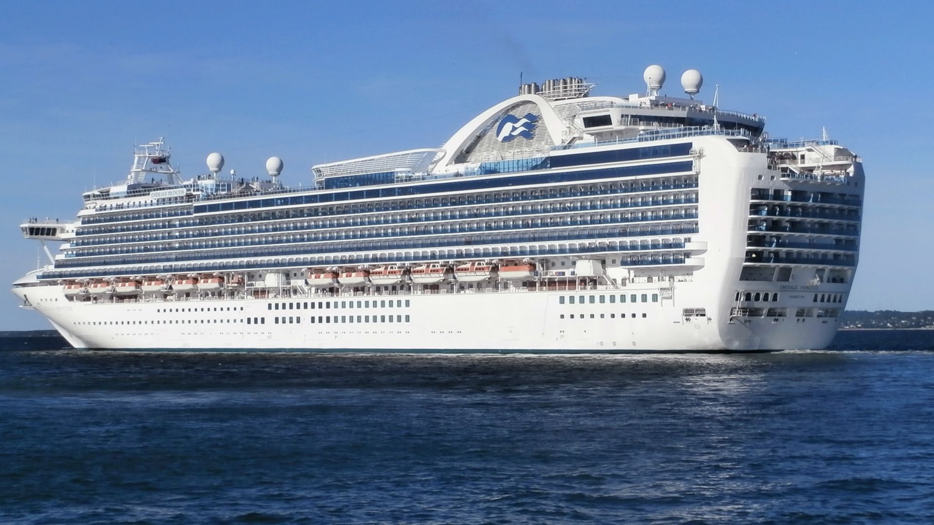 File:Emerald Princess departing Tallinn 24 August 2013.JPG