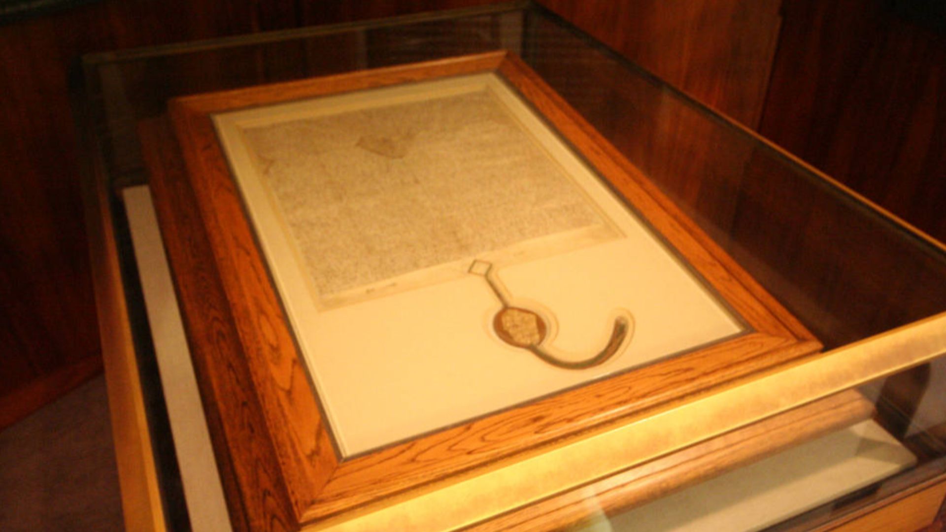 File:Magna Carta (1297 version, Parliament House, Canberra, Australia) - 20080416.jpg