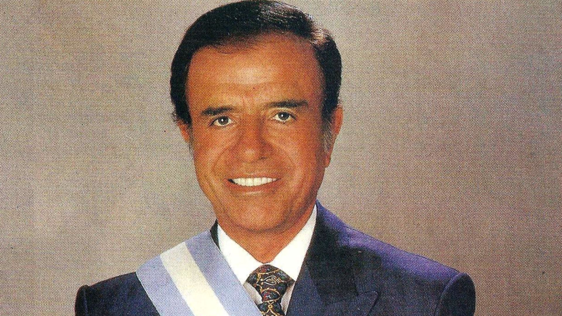 File:Menem con banda presidencial.jpg