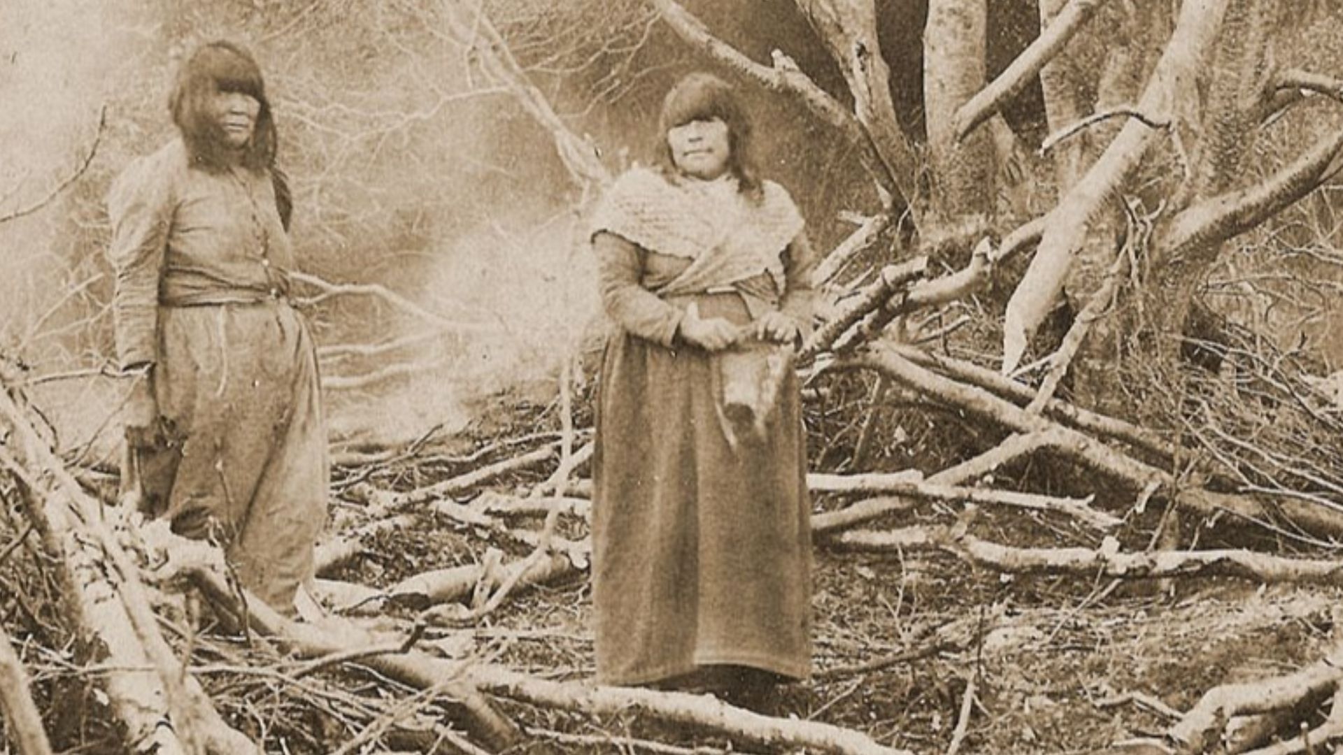 File:Archivo General de la Nación Argentina sin fecha Tierra del Fuego, mujeres onas.jpg