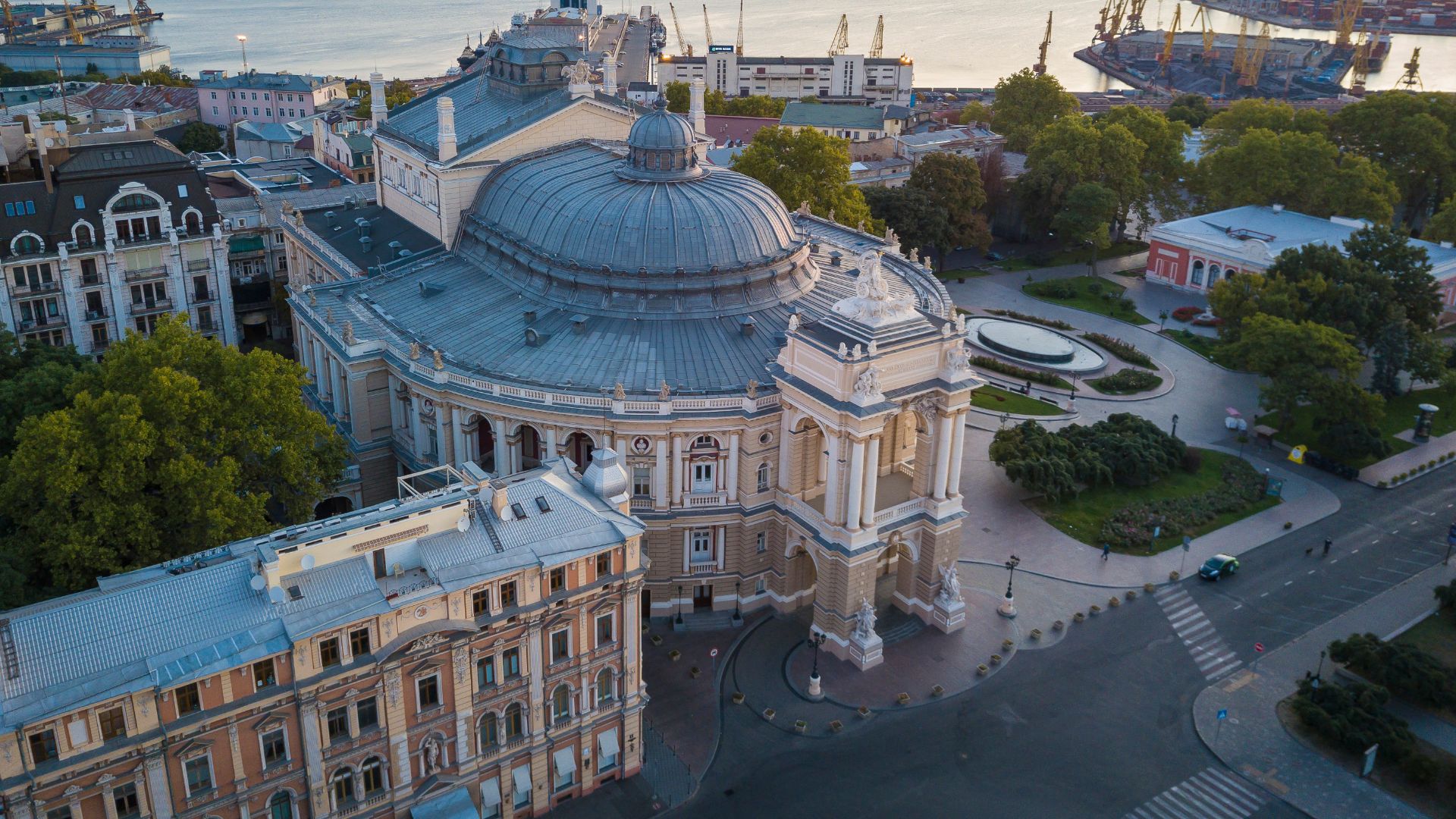 File:Будинок театру опери та балету, Одеса DJI 0023.jpg