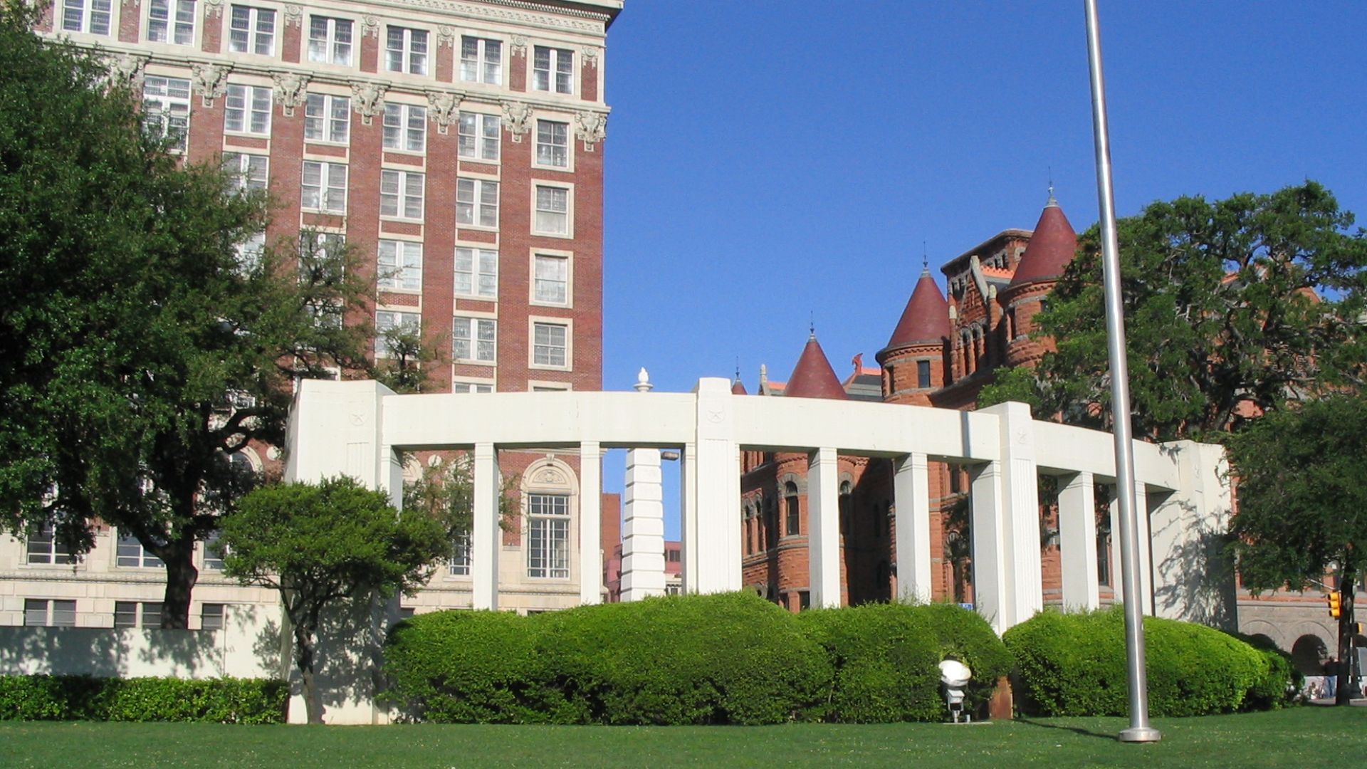 File:Dealey plaza 1677.jpg