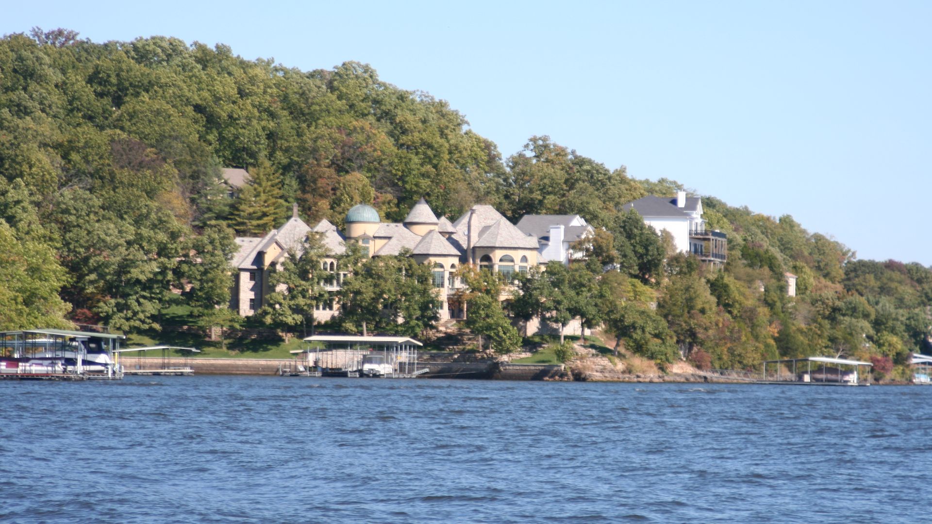 File:Lake of the Ozarks, MO Houses 04.JPG