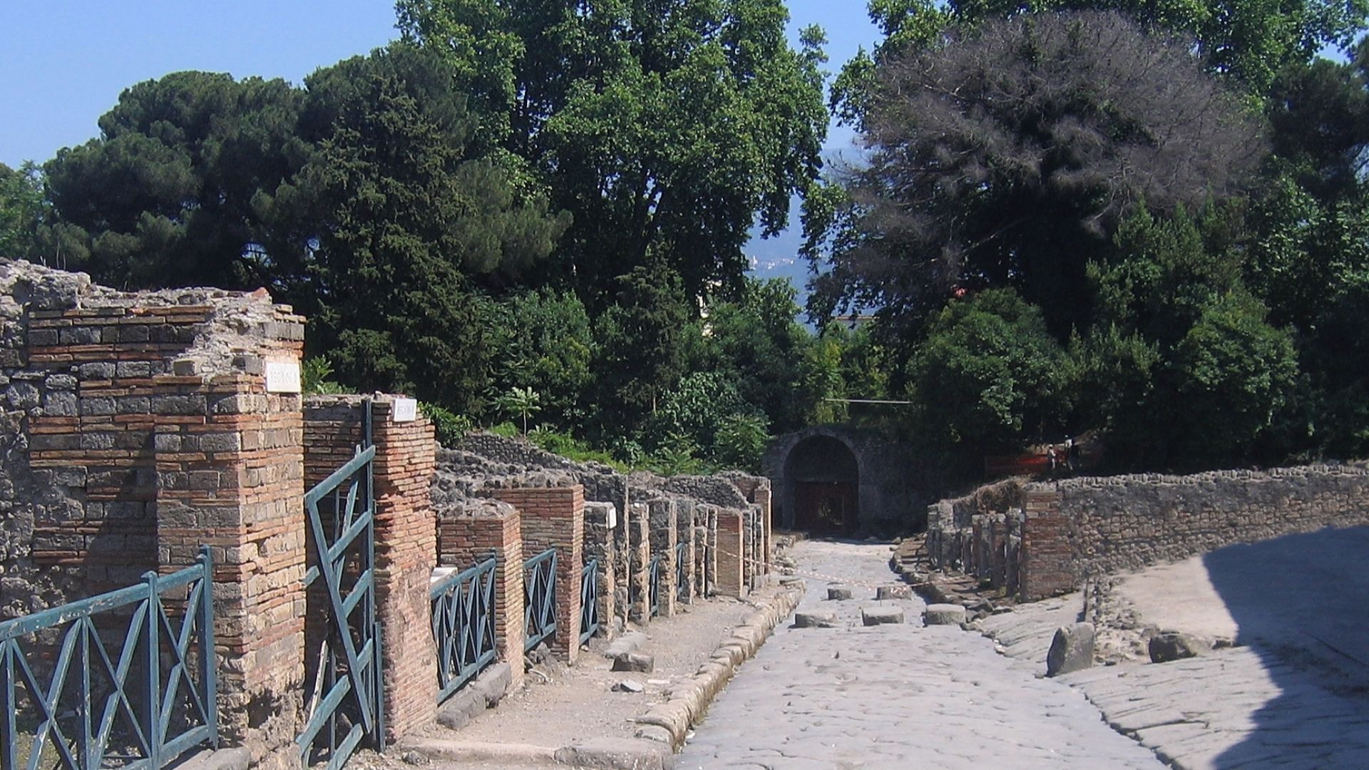 File:Via Stabiana with Porta di Stabia in Pompeii 2006.jpg