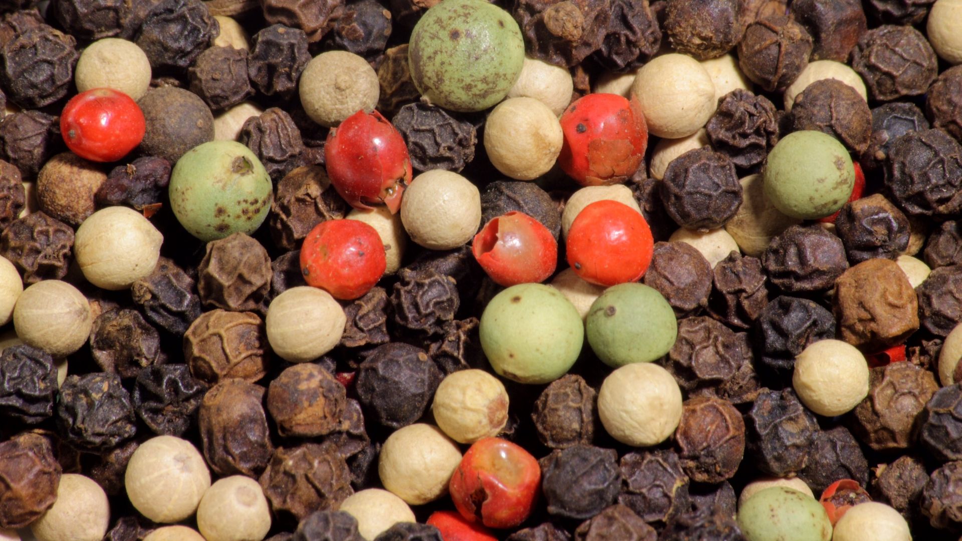 File:4 color mix of peppercorns.jpg