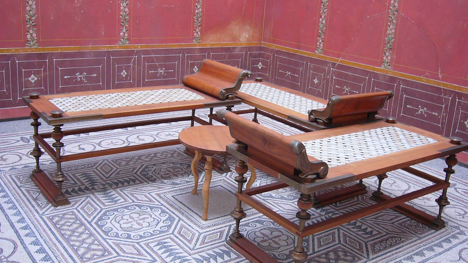 File:Triclinium - Archäologische Staatssammlung München.JPG