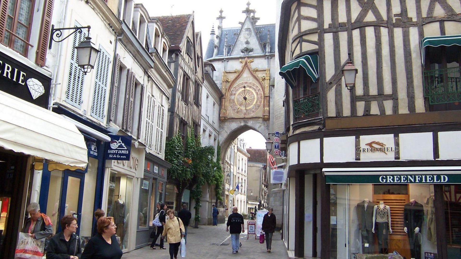 File:Rue de l'Horloge (Auxerre) et la Tour de l'Horloge (2008).jpg