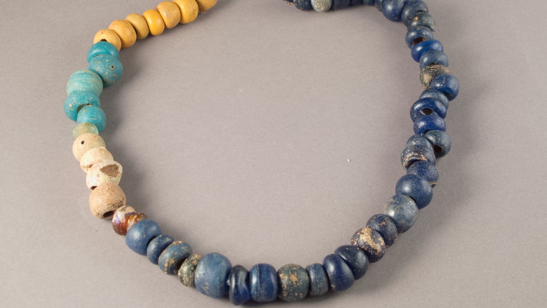 File:Glass beads MET LC-X 21 199.jpg