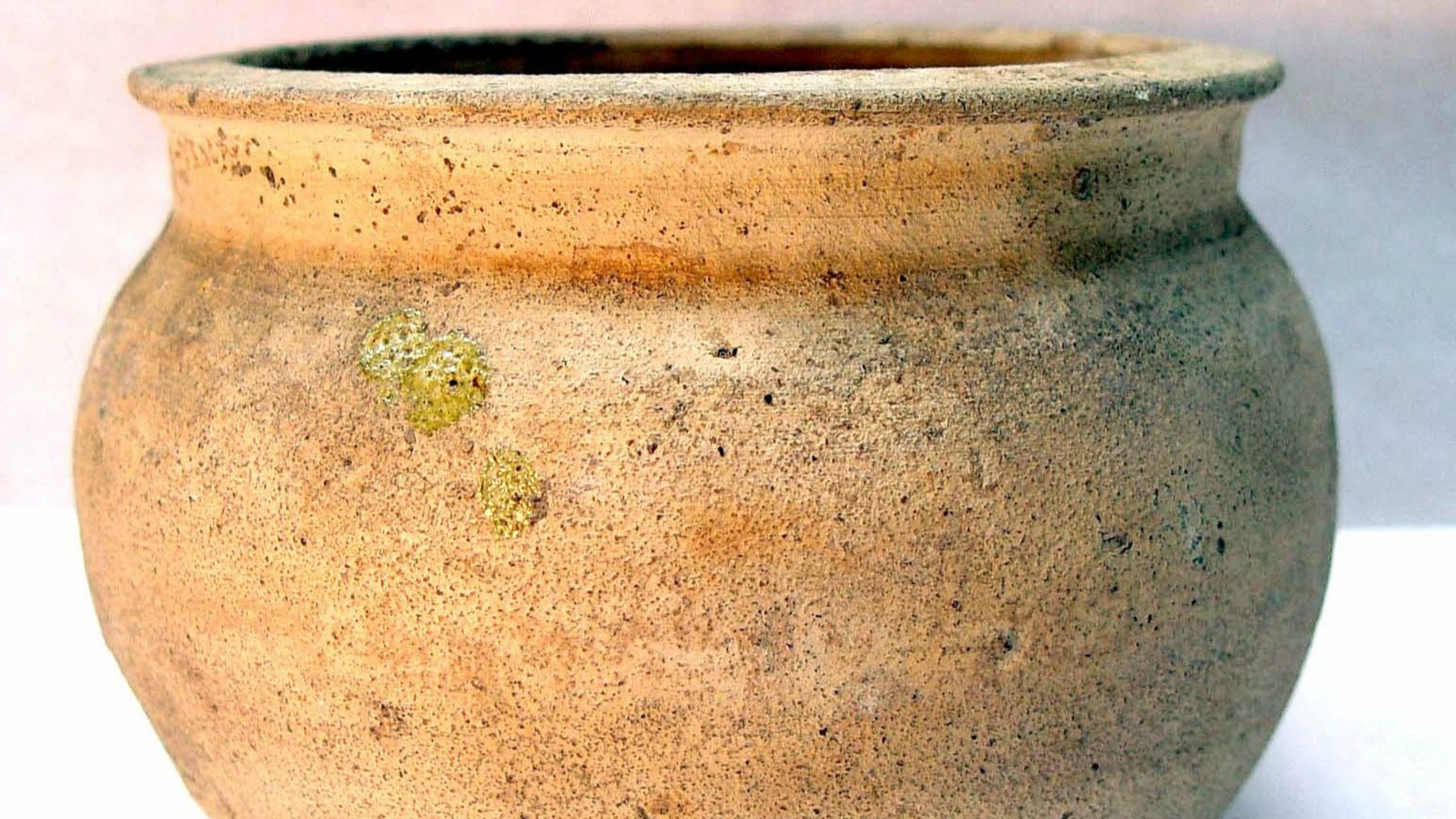 File:Coarse border ware cooking pot.jpg