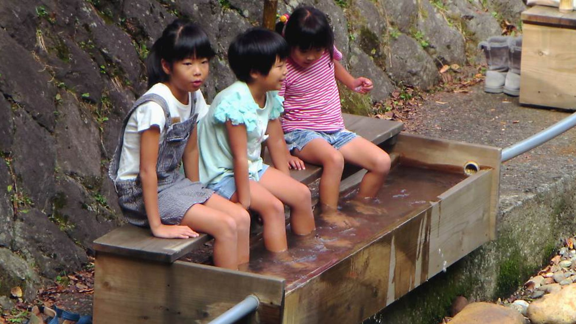 File:Riverside Foot Bath (31385192561).jpg