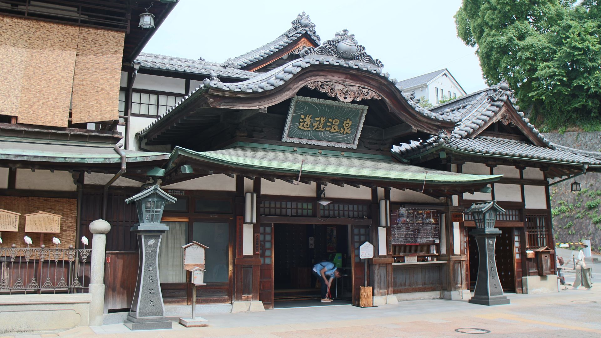 File:Dōgo Onsen main building 20170612.jpg