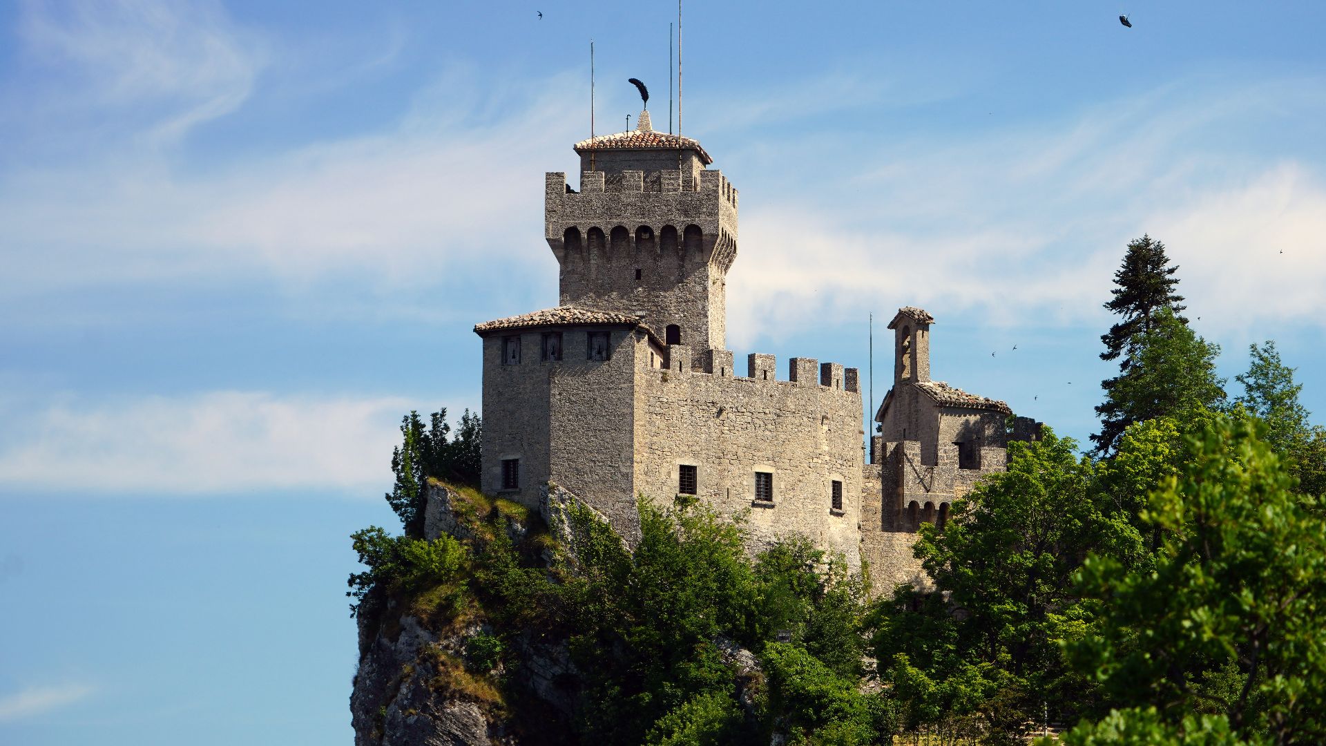 File:Second Tower in San Marino and Paragliding.jpg