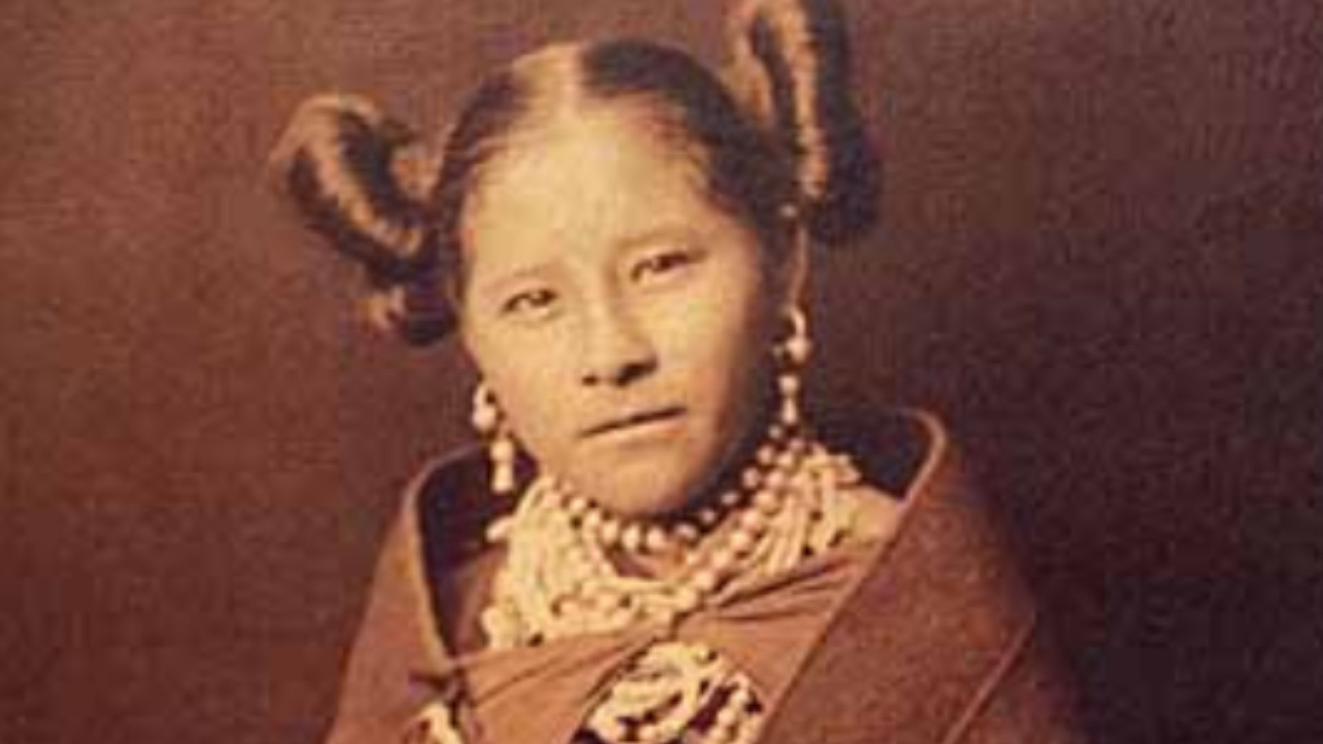 File:Hopi woman with a traditional pot and traditional clothing.png
