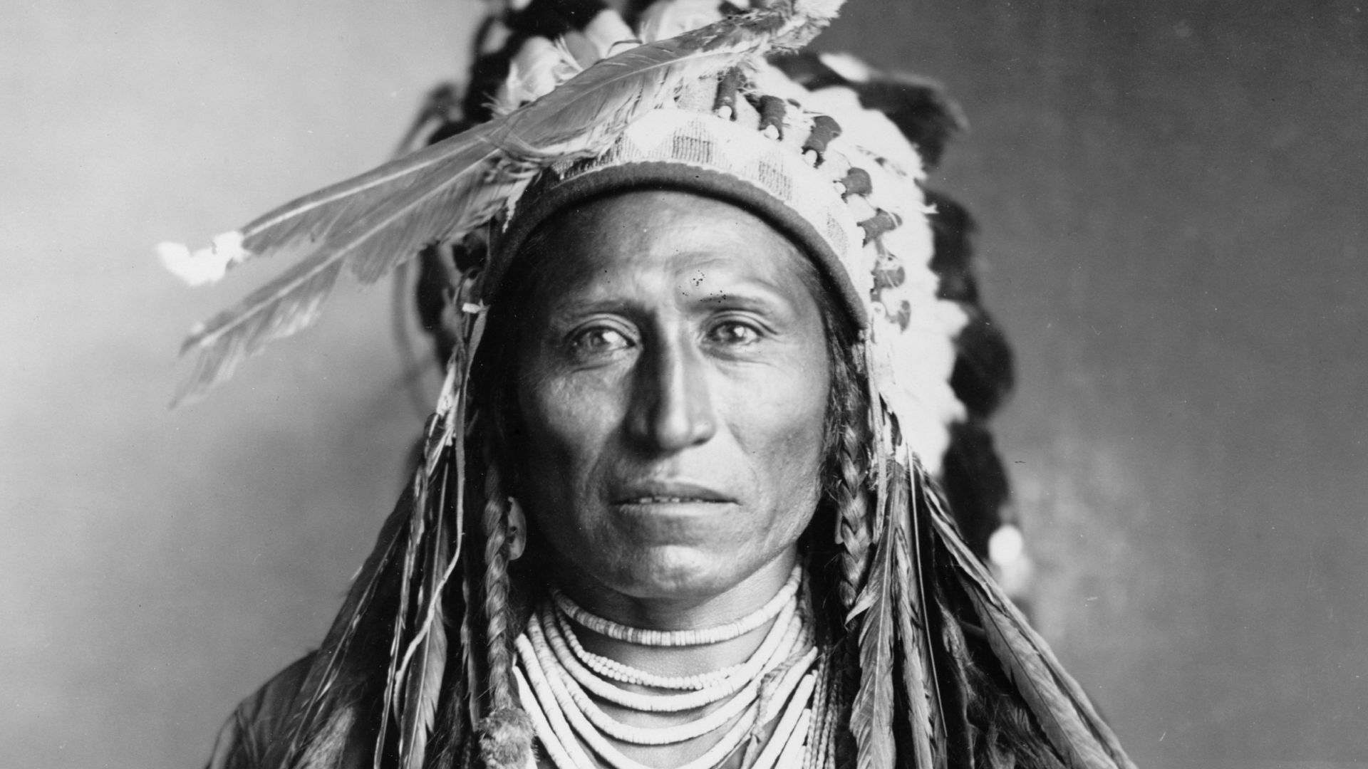 File:Heebe-tee-tse, Shoshone Indian, half-length portrait, facing front LCCN90716415.jpg