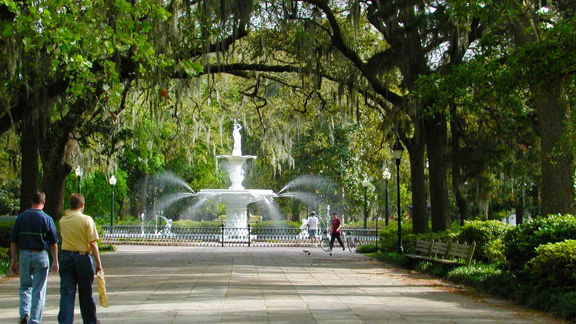 File:Savannah Park with Fountain.jpg