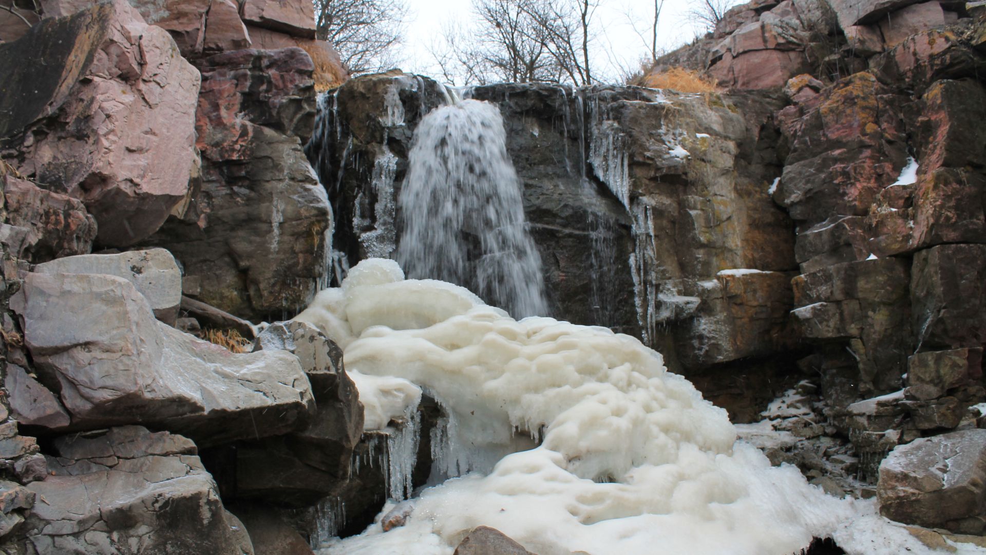 File:Winnewissa Falls at Pipestone National Monument in Winter.JPG