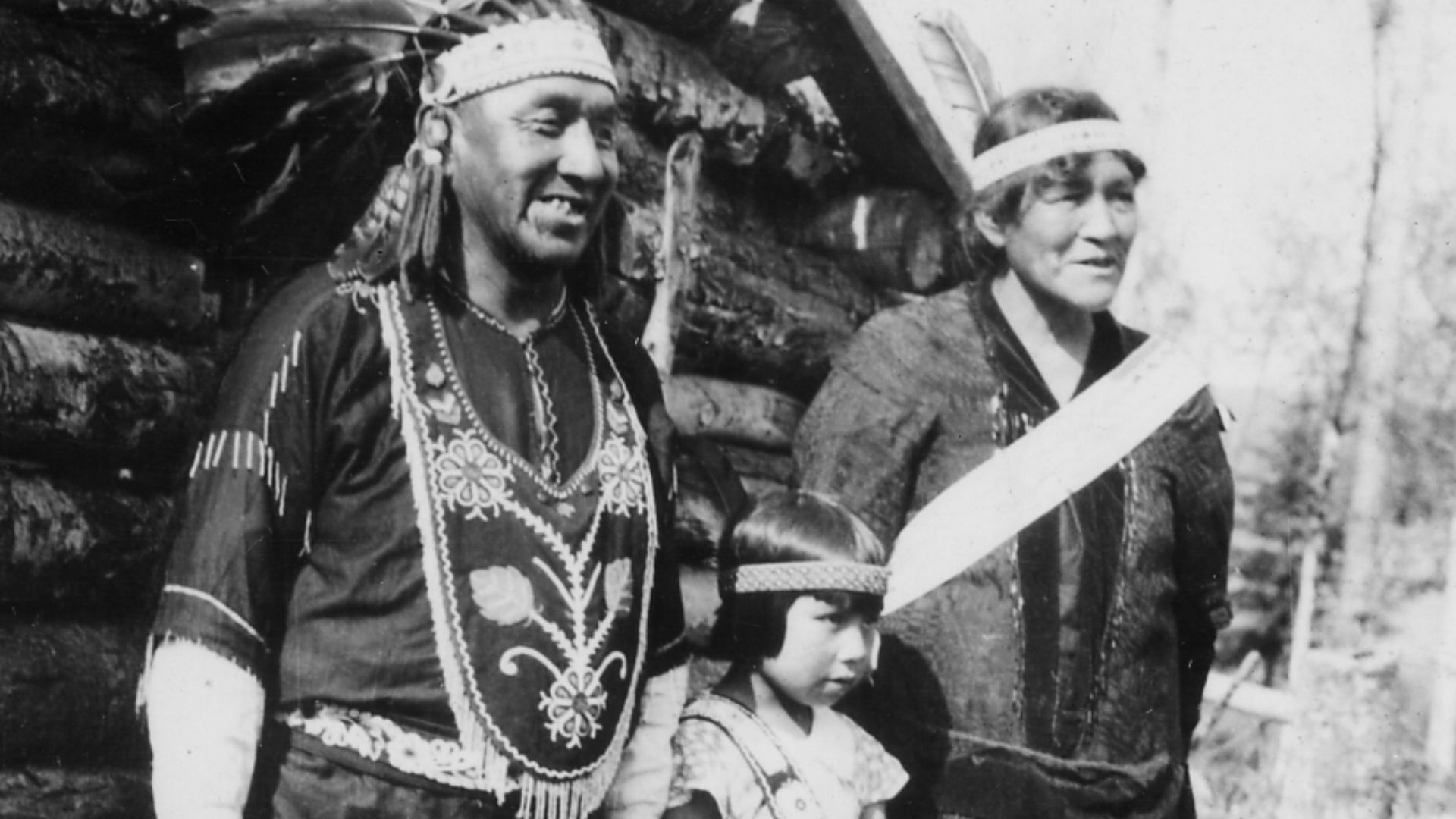 File:Photograph of Chief Medicine Man of Chippewa Indians Axel Pasey with His Family - NARA - 2128360.jpg