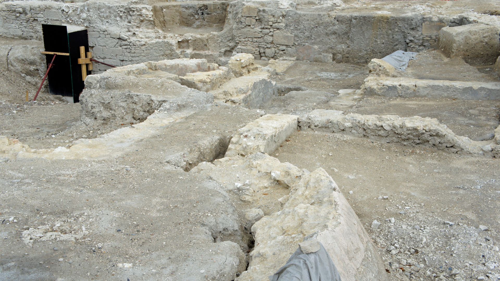 File:Glacière porte de mars 453.JPG