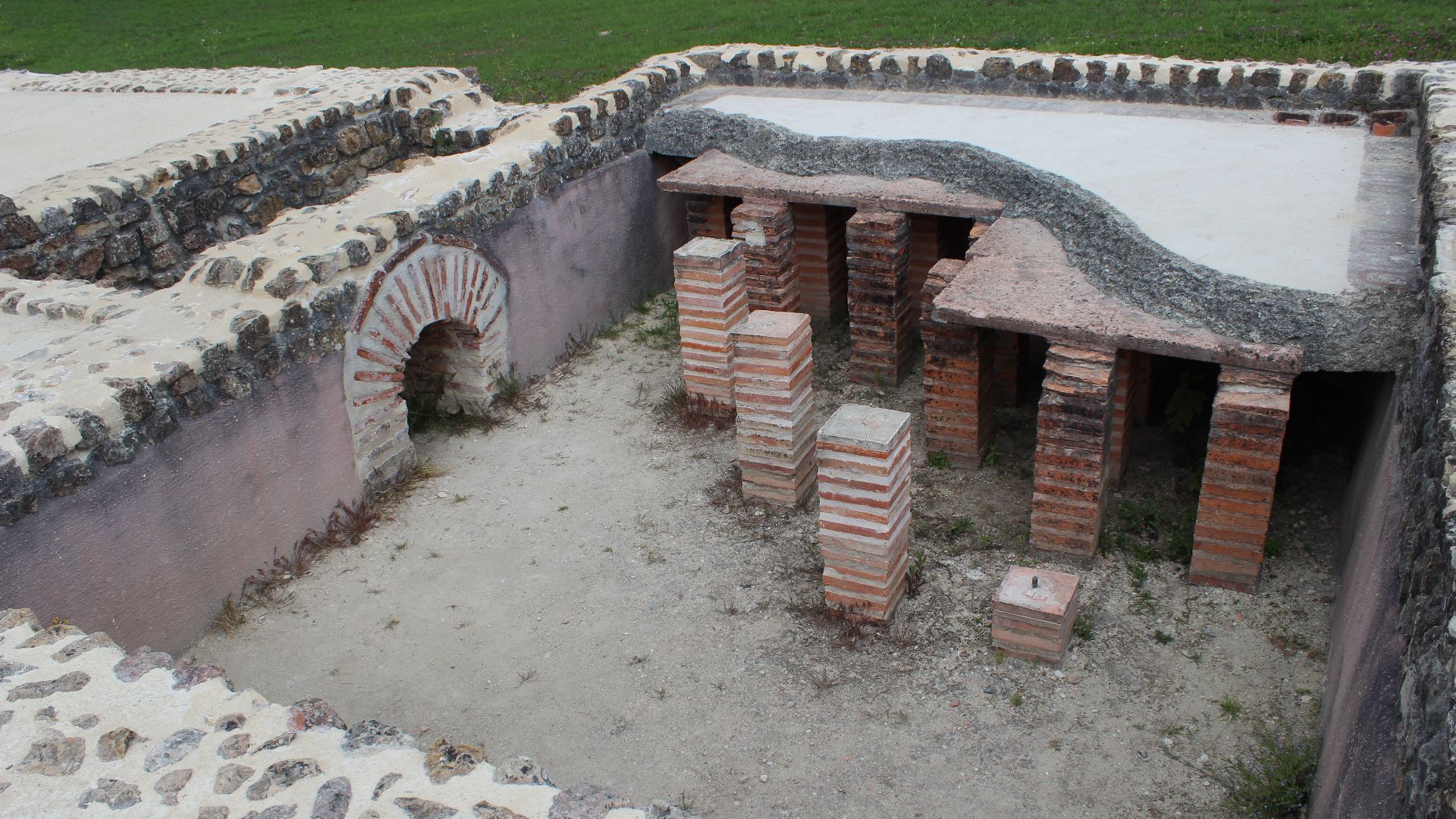 File:Pilettes et praefurnium maison grand péristyle.jpg