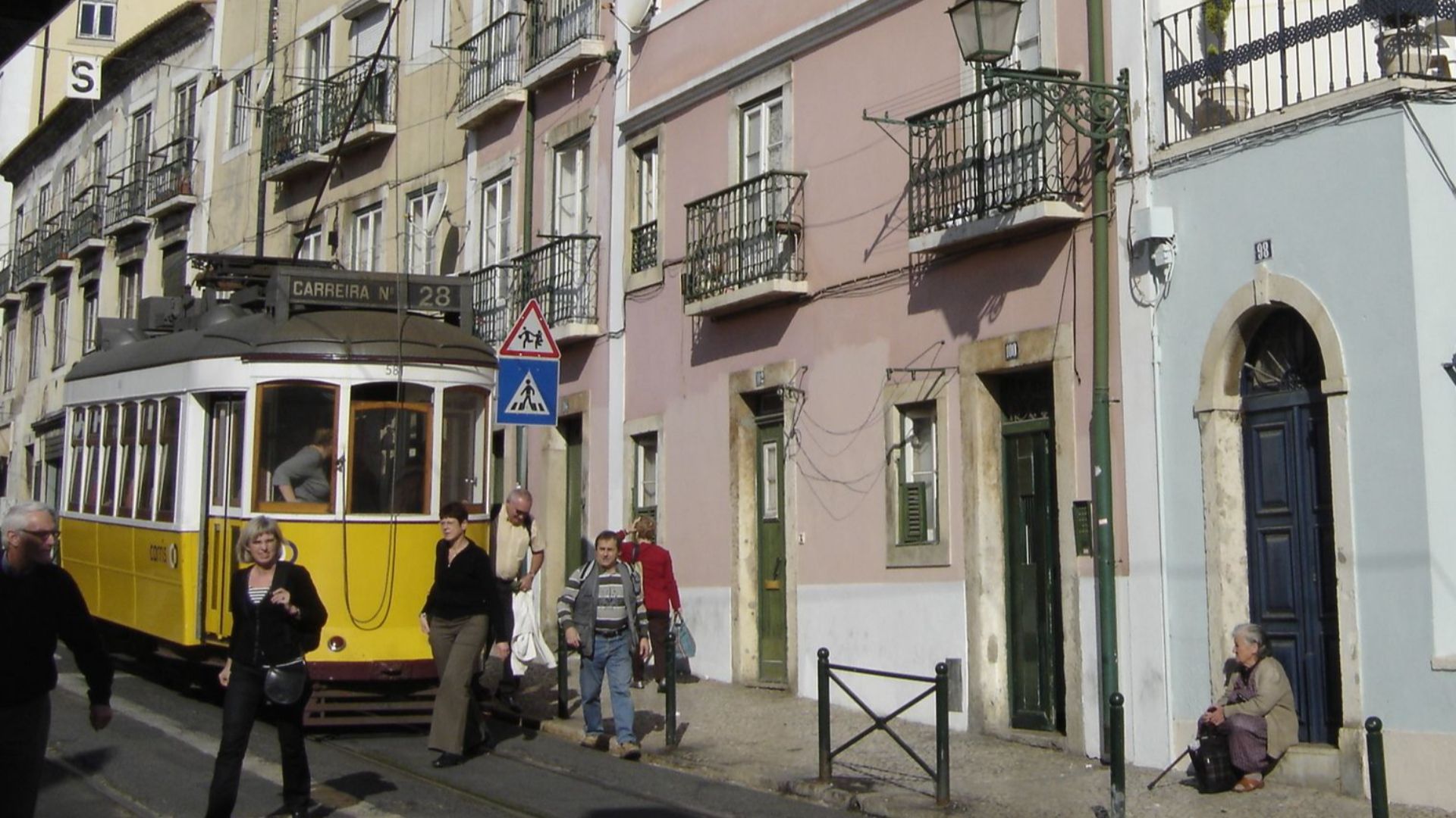 File:Alfama (by Awersowy) 1.jpg