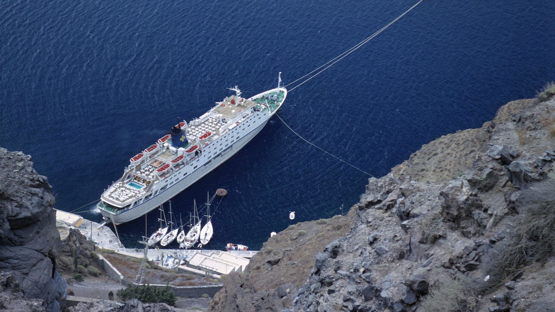 File:Cruise ship Santorini 259-12.jpg