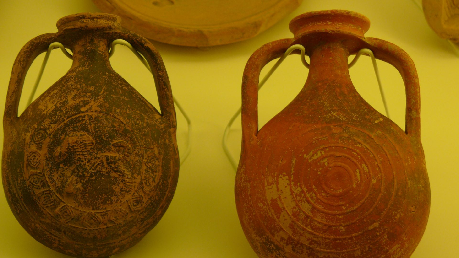 File:Earthenware bottles Sagalassos Tongeren.JPG