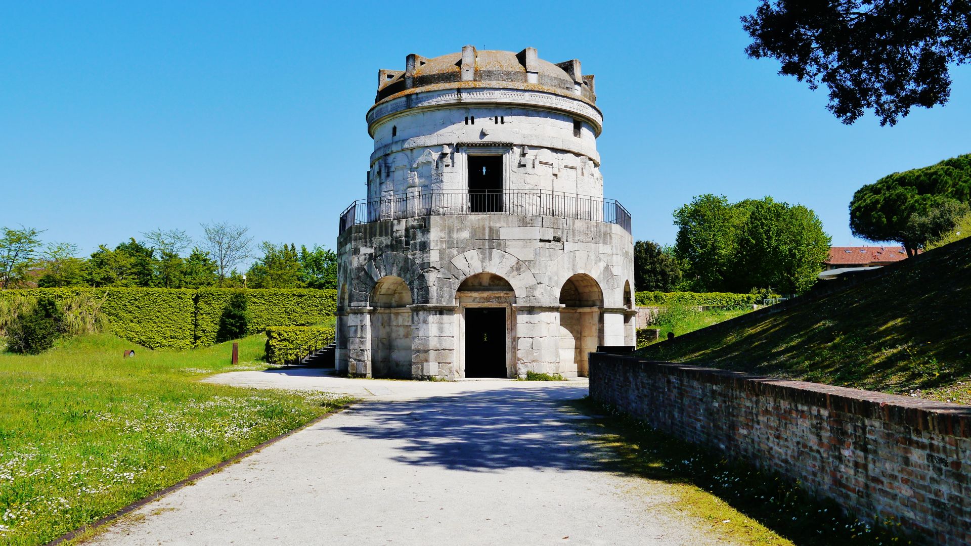 File:Ravenna Mausoleo di Teodorico Esterno 05.jpg